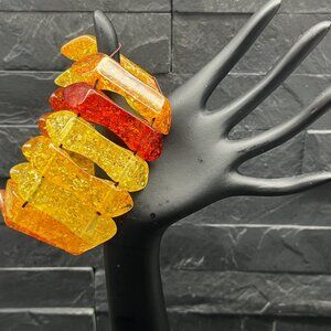 LUCITE MULTI AMBER COLOR STRETCH CHUNKY STATEMENT BRACELET, CONFETTI LOOK